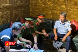 Kiểm tra phát hiện quán bar kinh doanh bóng cười