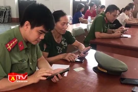 Triển khai đội cơ động thanh niên Công an Thủ đô hỗ trợ nhân dân kích hoạt định danh điện tử