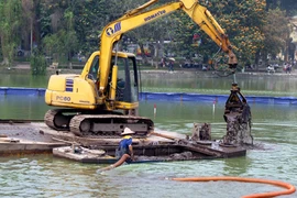 Làm sạch Hồ Gươm: Bàn tiến, đừng bàn lùi