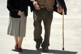 Bị cấm không cho lấy vợ, bố già tìm gái làng chơi dằn mặt con