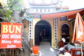 Bát nháo, "cướp" cả nơi ở của thánh thần 