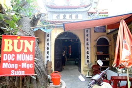 Bát nháo, "cướp" cả nơi ở của thánh thần 