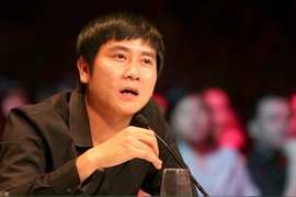 Nhạc sỹ Hồ Hoài Anh: Hôn vợ trước khi ra khỏi nhà là yêu thực sự