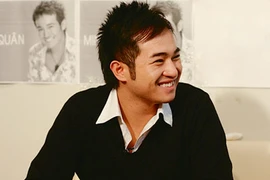 Ca sỹ Minh Quân "trần trụi": Hát nhạc xưa để kiếm tiền!