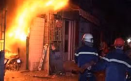 Nghịch tử đổ 40 lít xăng quanh nhà bố mẹ, rồi châm lửa