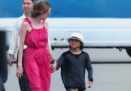Chuyện ít biết về Angelina Jolie - "ngôi sao" người mẹ