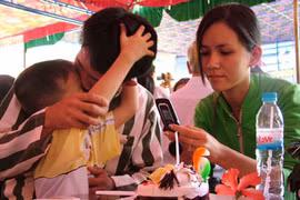 Hạnh ngộ xót lòng trong trại giam