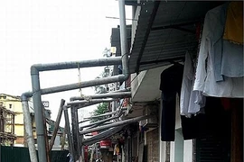 Nhà E4, khu TT Đại Học Y Hà Nội: Người dân chỉ mong nhà... sập!