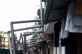 Nhà E4, khu TT Đại Học Y Hà Nội: Người dân chỉ mong nhà... sập!