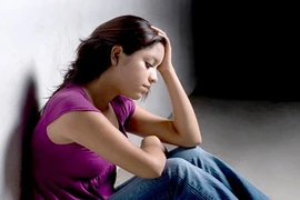 Bị cha dượng quấy rối - em có nên chia sẻ với mẹ?