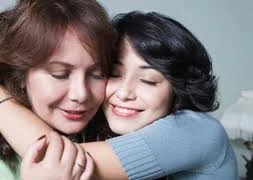 Mẹ già còng lưng cõng cháu, con trẻ khỏe