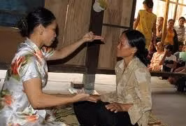 Cô đồng chữa bệnh bằng... tát tai