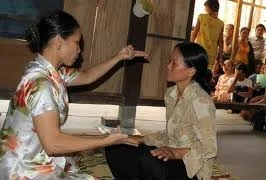 Cô đồng chữa bệnh bằng... tát tai