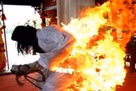 Bi kịch gia đình của người đàn ông thiêu sống vợ