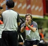 Lý giải chuyện HLV Falko Goetz... vái sống các trợ lý