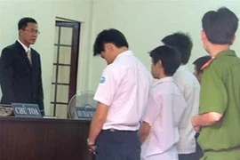 Tội phạm tuổi teen mếu máo khóc vì nhớ mẹ