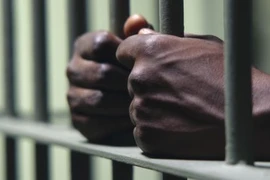 Người đàn ông tội nghiệp yêu con, và thương vợ... "quái thai"