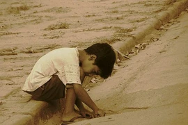 Những đứa trẻ bị chính cha mẹ đánh cắp tuổi thơ