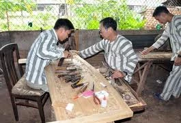 Sau song sắt trại giam, có một trái tim người cha thổn thức