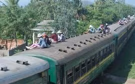 Những “bóng hồng” trong “phi đội nhảy tàu” và chuyện tình yêu