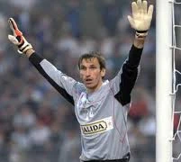 Nhập tịch cầu thủ ngoại: Tiền là tất cả