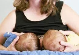 Hài hước và vất vả chuyện nuôi con "đàn" của các bà mẹ