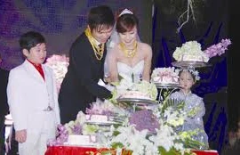 Chuyện khoe vàng, phơi của, của những ông bố, bà mẹ hám danh