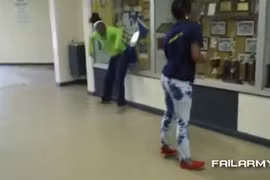 Nhảy quá sung, lắc mông vỡ cả tủ kính