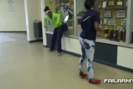 Nhảy quá sung, lắc mông vỡ cả tủ kính