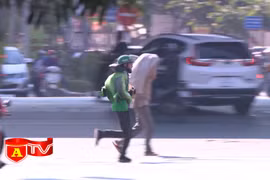 Bất chấp nguy hiểm về an toàn giao thông, nhà xe vô tư đón trả khách trái phép