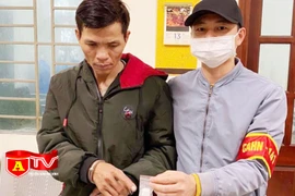 Vây bắt đối tượng tàng trữ ma túy tại chợ Long Biên