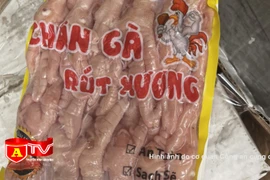 Trà trộn thực phẩm không rõ nguồn gốc để làm chân gà rút xương