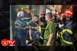 Mười một nạn nhân được cứu khỏi đám cháy ở chung cư