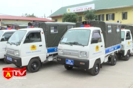 Bàn giao 22 ô tô cho Công an các phường thuộc quận Hai Bà Trưng