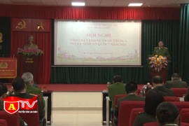 Xây dựng đội ngũ cán bộ có bản lĩnh chính trị vững vàng và trình độ, năng lực, phẩm chất tốt