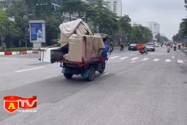 Nguy hiểm tình trạng xe ba gác chở hàng trên đường phố