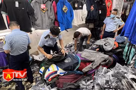 Hà Nội: Thu giữ hàng trăm sản phẩm quần áo giả mạo nhãn hiệu