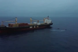 Khoảnh khắc lính Nga giải cứu tàu hàng khỏi cướp biển