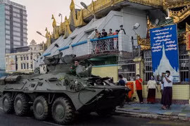 [ẢNH] Bất ngờ với loại xe bọc thép Myanmar vừa triển khai trên đường phố