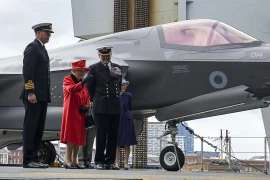 [VIDEO] Nữ hoàng Anh thăm tàu sân bay mang F-35B sắp tới châu Á