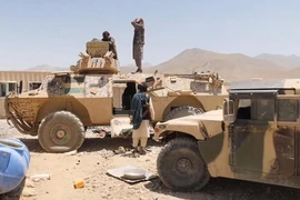 [Info] Lính Afghanistan giao nộp xe bọc thép cực mạnh từ Mỹ cho Taliban