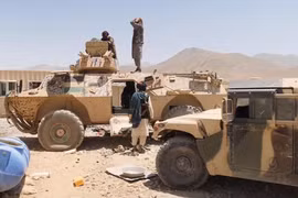 [Info] Lính Afghanistan giao nộp xe bọc thép cực mạnh từ Mỹ cho Taliban