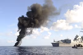 Bi hài chuyện cướp biển Somalia cướp nhầm tàu chiến Mỹ