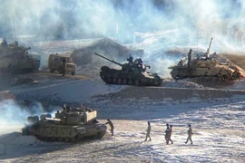 [ẢNH] Trung Quốc triệt thoái quân và xe tăng ra khỏi biên giới với Ấn Độ