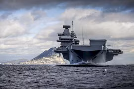 [ẢNH] Siêu tàu sân bay 4 tỷ USD của Anh sẵn sàng chiến đấu