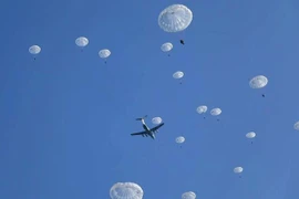 [VIDEO] 1.200 lính dù Nga cùng đổ bộ đường không