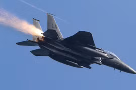 [Info] F-15E Mỹ dù bị lỗi động cơ vẫn làm nhiệm vụ trên không suốt 2 tiếng