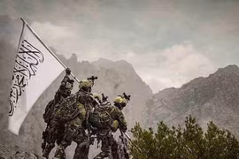 [ẢNH] Biệt kích Taliban công khai nhạo báng Mỹ