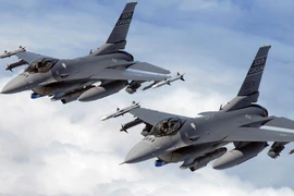 [ẢNH] Phi đội F-16 Mỹ mang tên lửa AIM-120 và AIM-9 tới Biển Đông hội quân