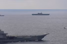 Tàu sân bay JS Izumo Nhật Bản bám sát hàng không mẫu hạm Liêu Ninh Trung Quốc